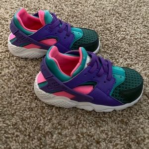 Size 8 toddler Nike huaraches. Brand new never worn. Perfect condition.